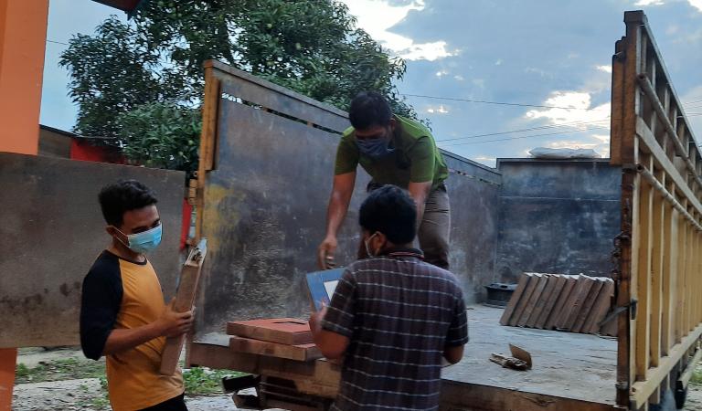 Penyaluran bantuan material untuk dua Madrasah di Kecamatan Singingi Hilir, Kabupaten Kuantan Singingi. Hal ini merupakan komitmen PT RAPP untuk peningkatan kualitas pendidikan